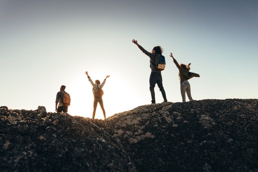 groupe de 4 personnes en montagne