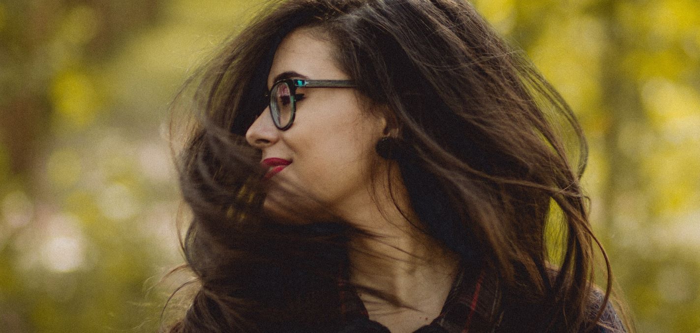 sophrologie femme souriant et regardant vers le côté pleine largeur