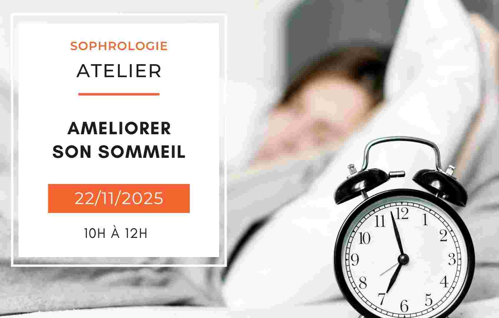 femme dormant dans son lit avec un réveil au premier plan